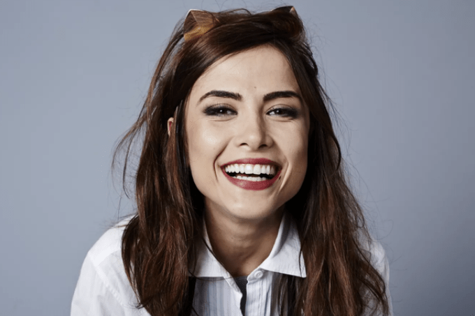 Maria Casadevall assume namoro com baiana: 'Heterossexualidade era compulsória'