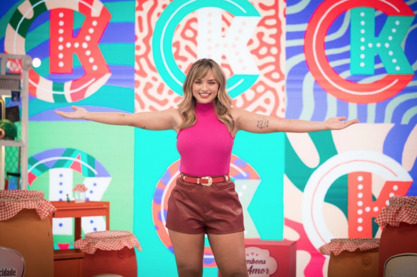 Rafa Kalimann estreia programa e cenário é comparado ao de Maísa