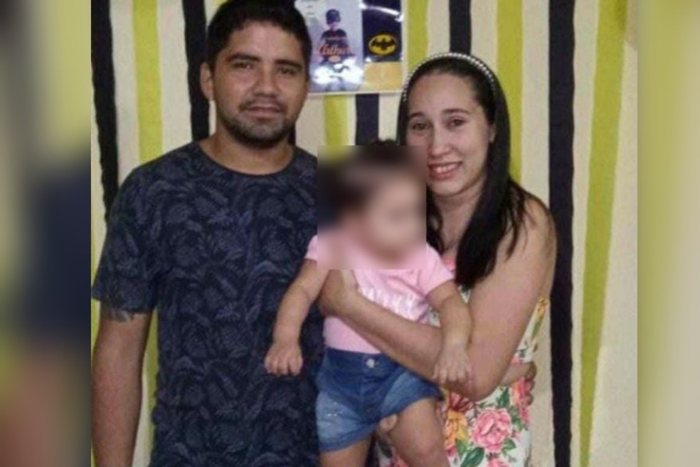 Casal e filha de 1 ano são mortos dentro de carro; Bebê estava mamando