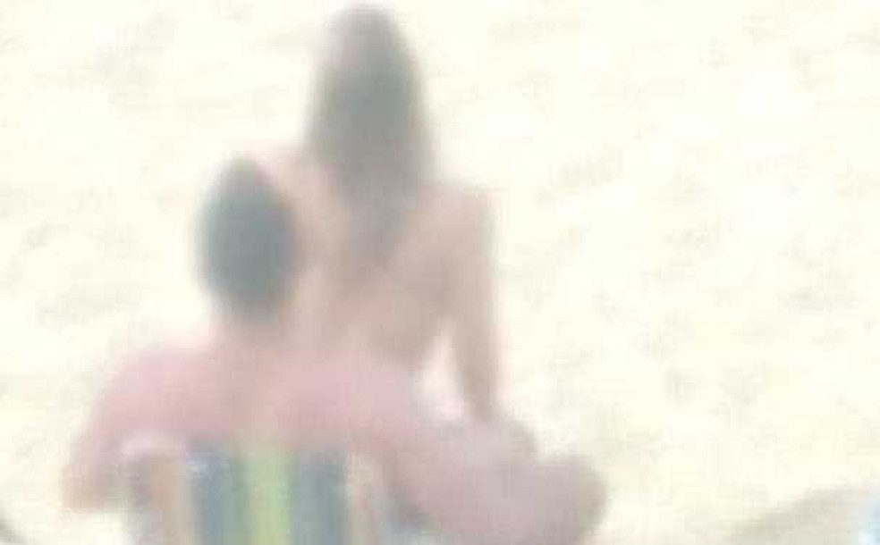 Casal é flagrado fazendo sexo na praia em plena luz do dia 