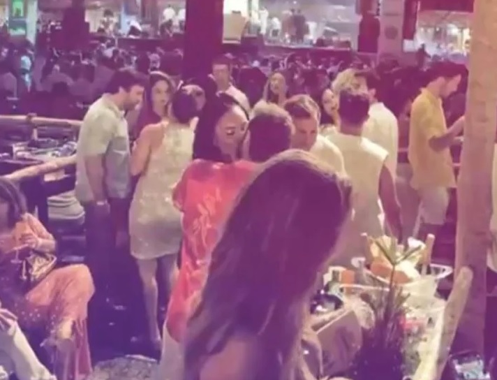 Aline Mineiro e Léo Lins são flagrados aos beijos durante Réveillon; fotos