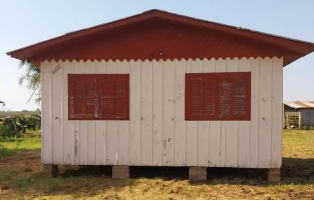 Carpinteiro leva calote e coloca em caminhão casa que construiu para casal