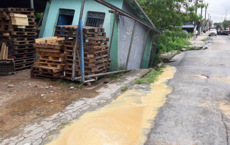 Escritório de empresa desaba após adutora romper em Manaus