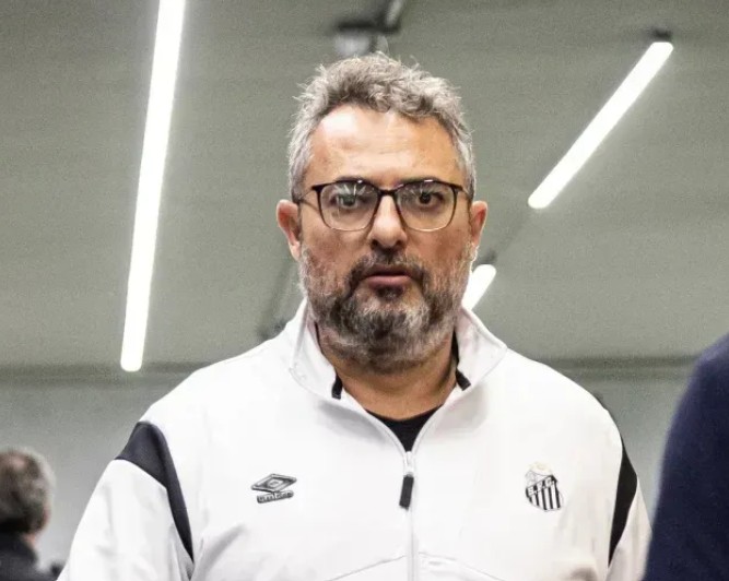 Diretor do Santos explode em coletiva após pergunta sobre salário de Billal