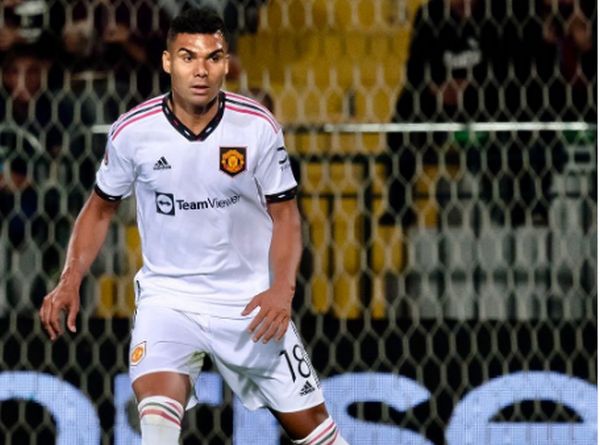 Casemiro brilha com gol, e Manchester United conquista Copa da Liga Inglesa