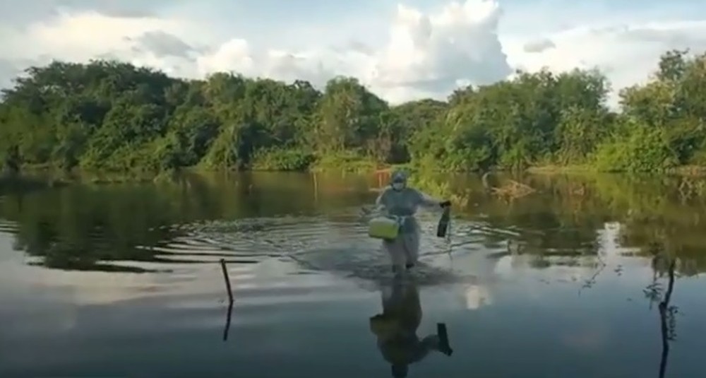 Vídeo: Enfermeira atravessa rio andando para vacinar idosa contra a Covid