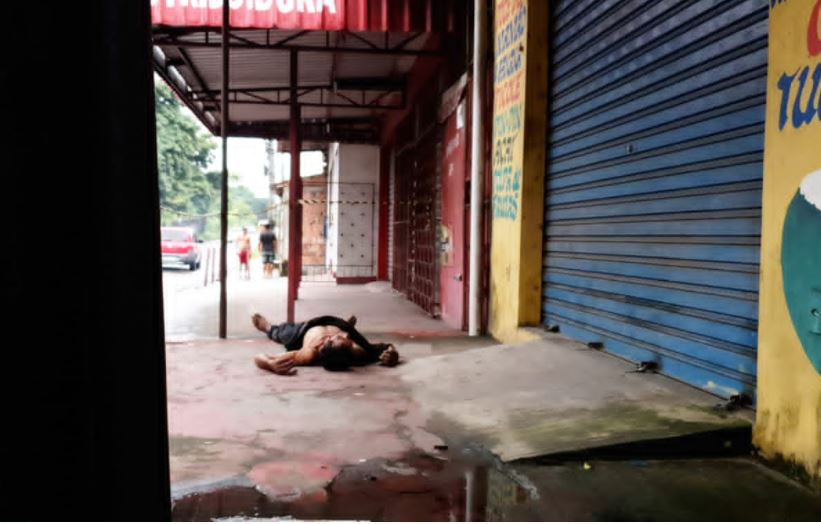 Detento é achado morto na calçada de comércio em Manaus