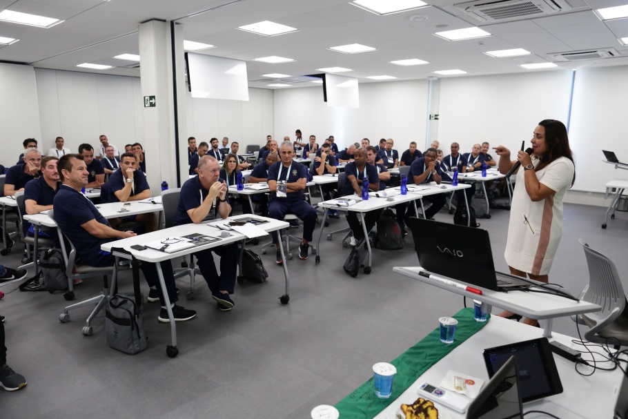 Fifa busca treinadores licenciados pela CBF para programa inédito