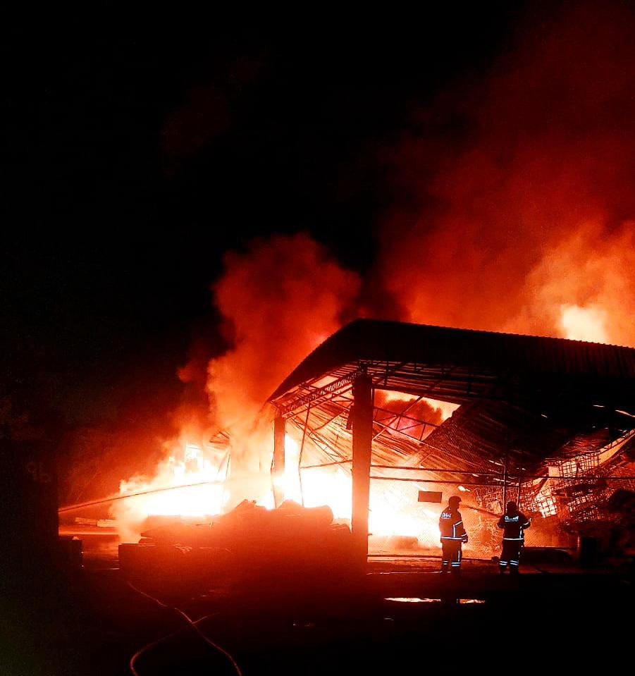 Incêndio de grande proporção destrói fábrica de colchões em Manaus