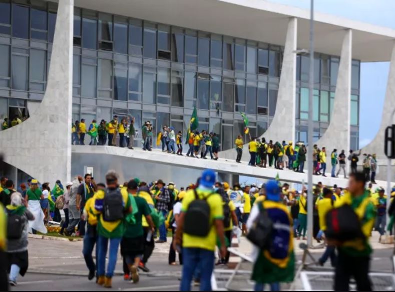 Mulher suspeita de financiar ataque em Brasília é presa pela PF