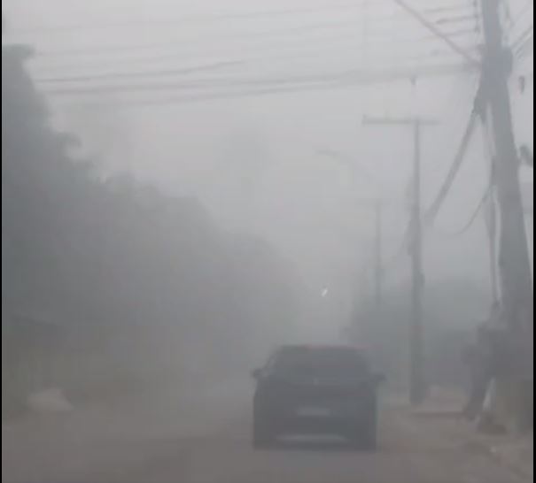 Manaus amanhece encoberta por nevoeiro e trânsito fica comprometido