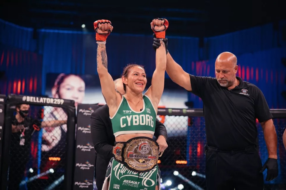 Cris Cyborg nocauteia Leslie Smith e mantém cinturão no Bellator 259