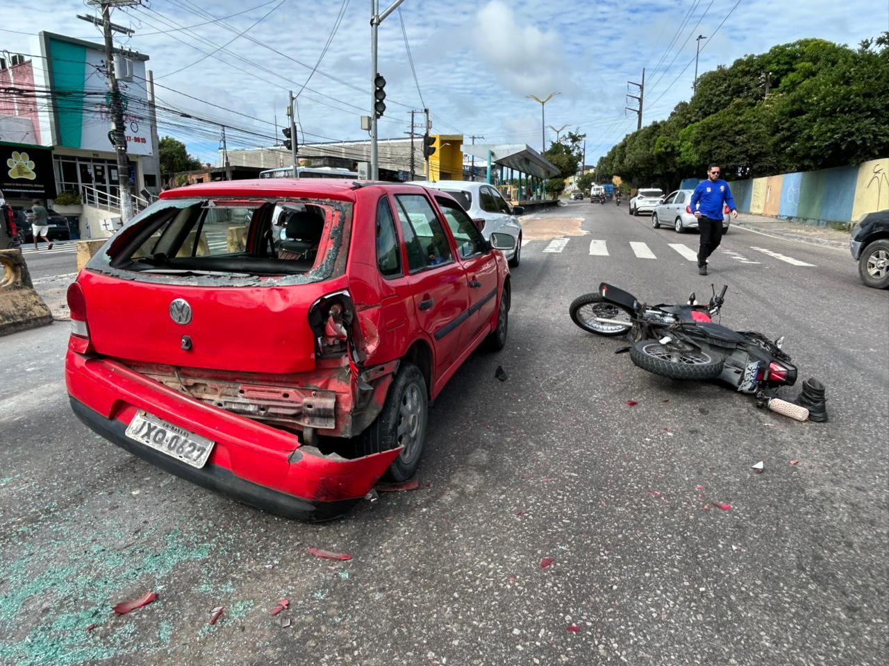 Motociclista fica gravemente ferido em acidente na Av. Cosme Ferreira