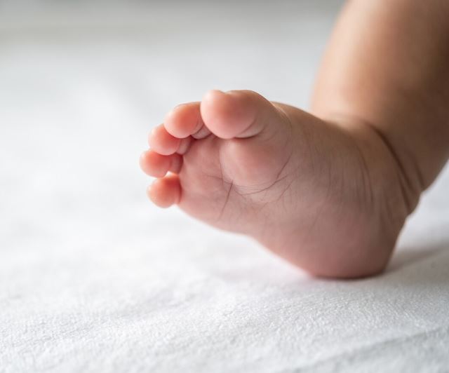 Tortura: Bebê tem clavícula fraturada e mãos e pés queimados em Manaus