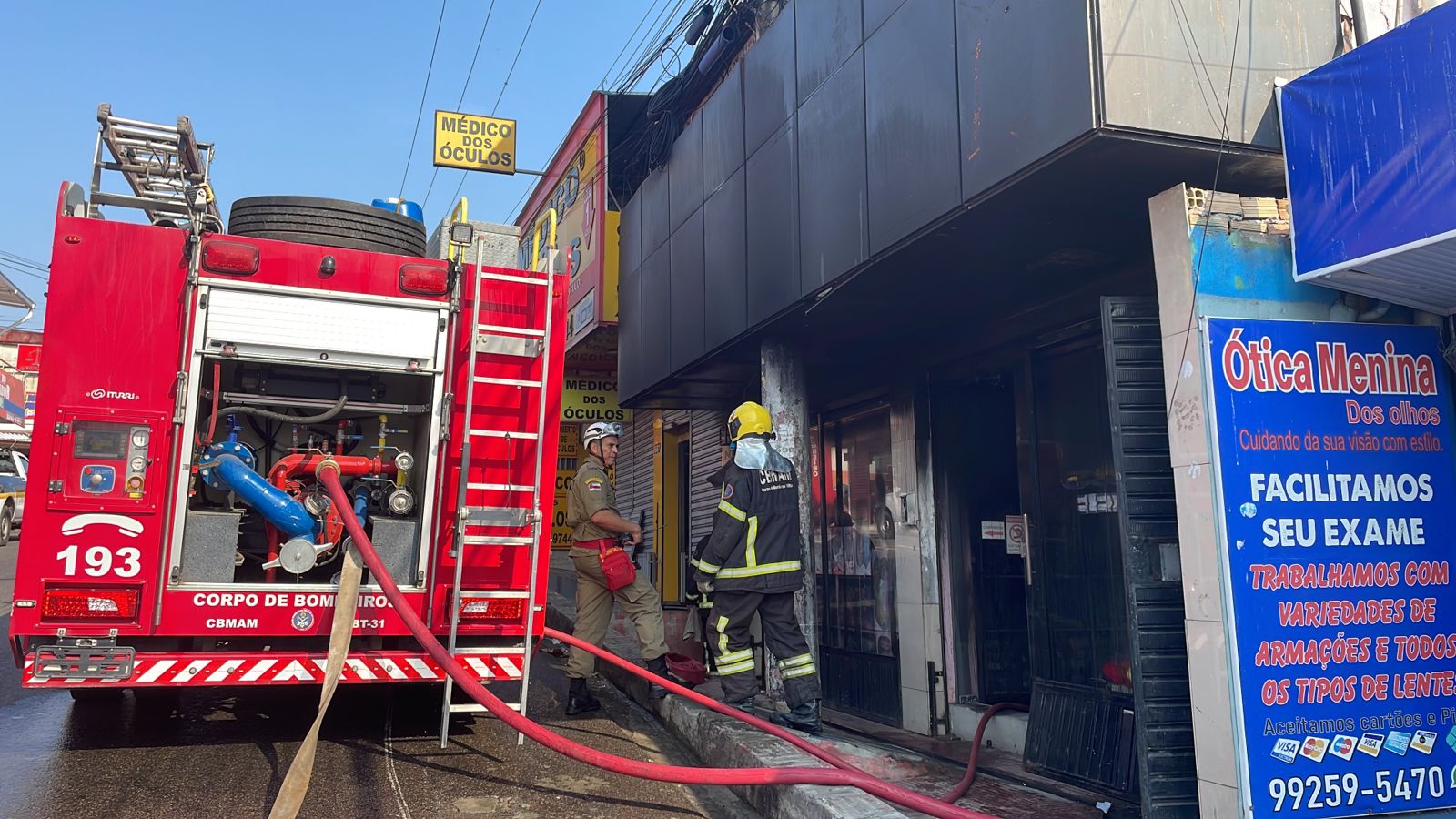 Incêndio destrói loja de brinquedos e deixa comerciantes em pânico em Manaus