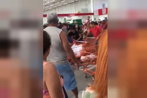 Clientes brigam por cebolas em supermercado no Distrito Federal; vídeo