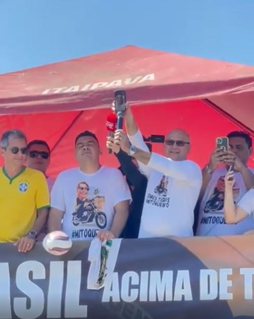 Internado, Bolsonaro participa de motociata em Manaus por videochamada