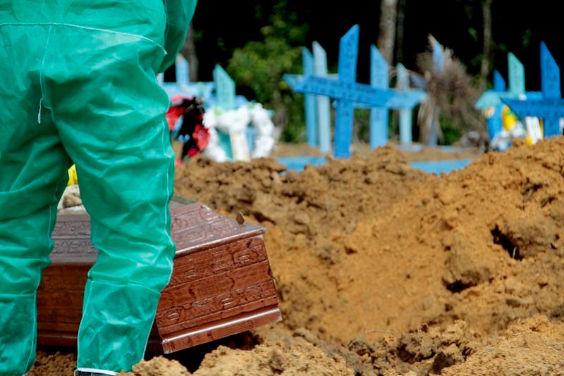 Manaus fez 57 enterros nesta quinta; 12 foram vítimas da Covid