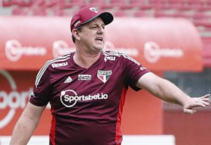 'Às vezes não tenho 20 jogadores pra treinar', diz Ceni sobre lesões