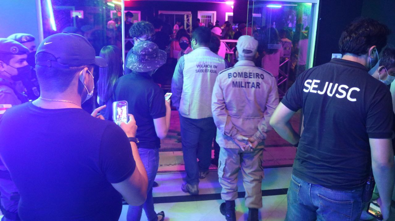 Casa de shows tem festa com mil pessoas encerrada por aglomeração em Manaus