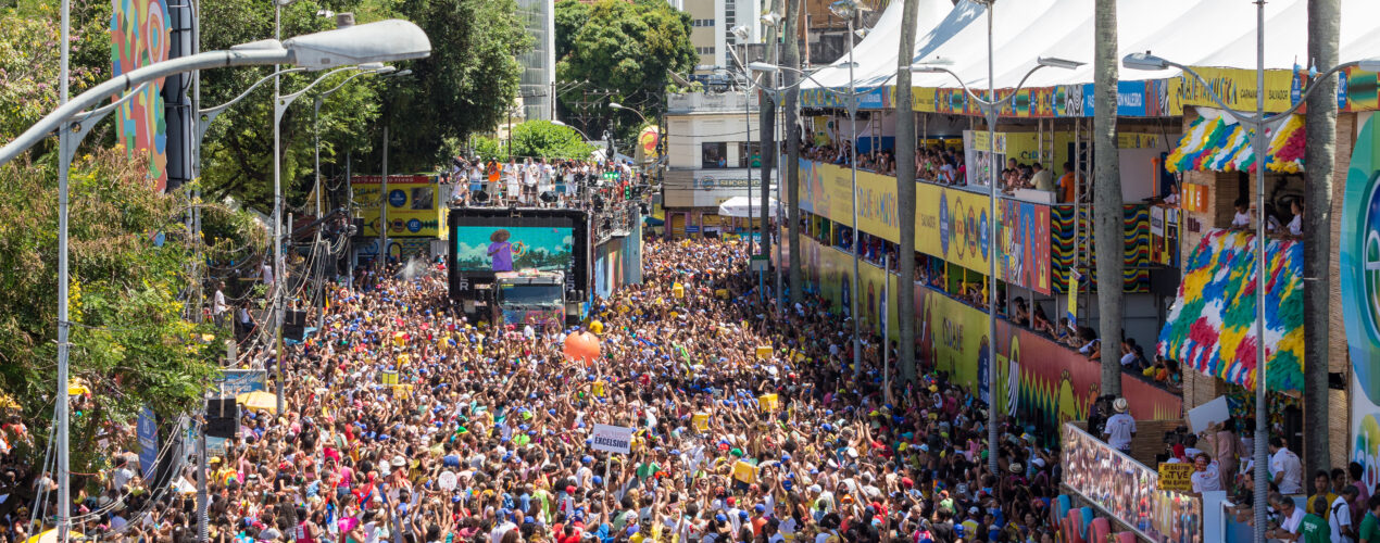 Mulher é baleada no olho durante briga em bloco de carnaval em Salvador