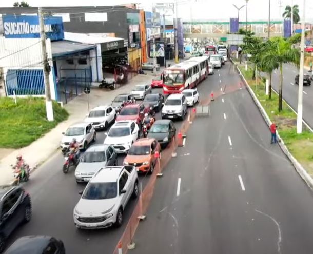 Manutenção no Viaduto do Manoa deixa trânsito caótico em Manaus 