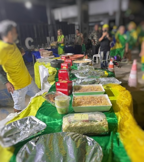 Bolsonaristas fazem ceia de Natal em frente ao CMA em Manaus