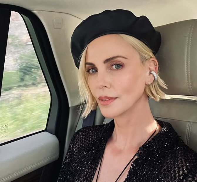 Charlize Theron fala sobre sexo casual com jovem 23 anos mais novo