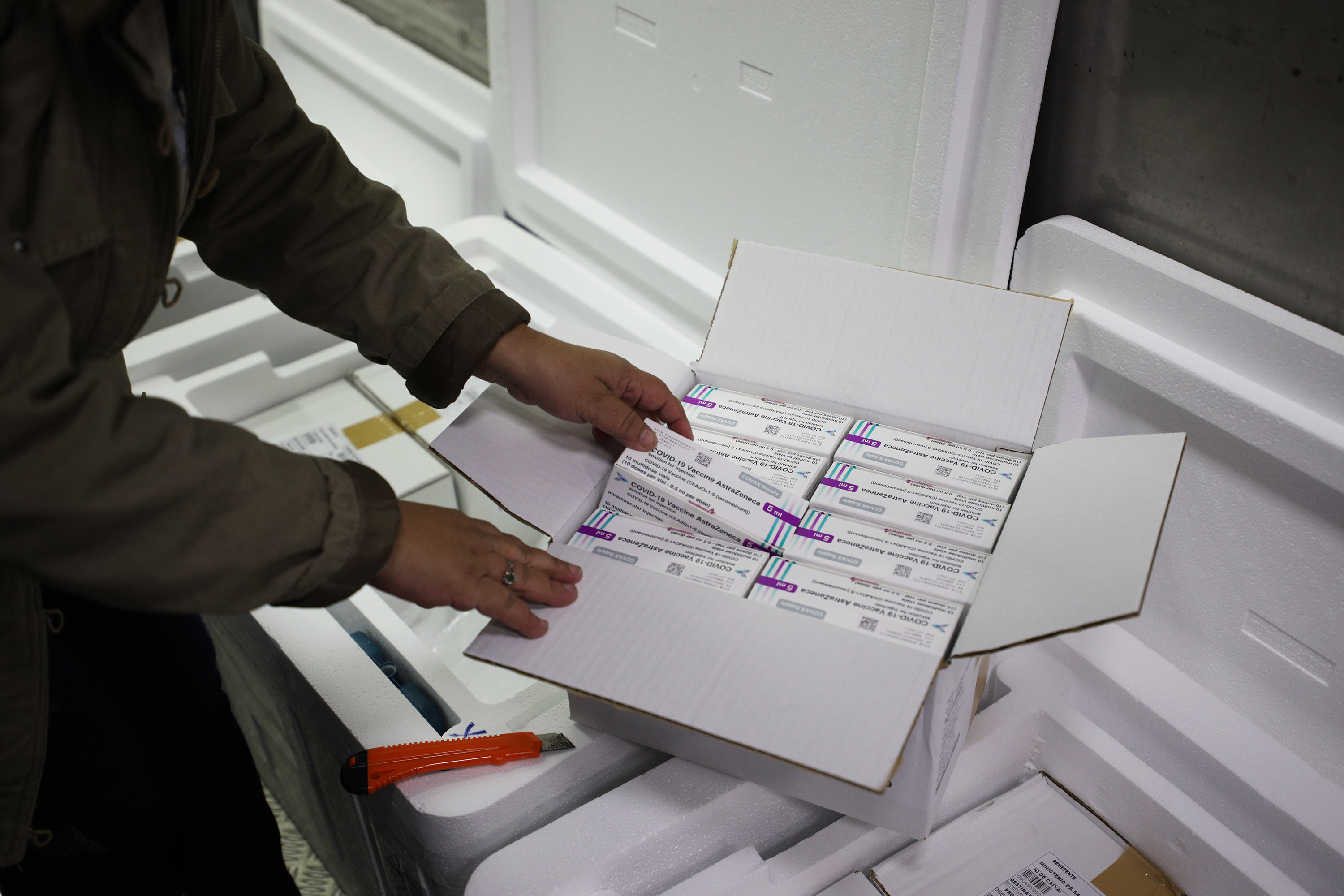 Covid:Amazonas recebe 40 mil doses de vacina para trabalhadores da educação