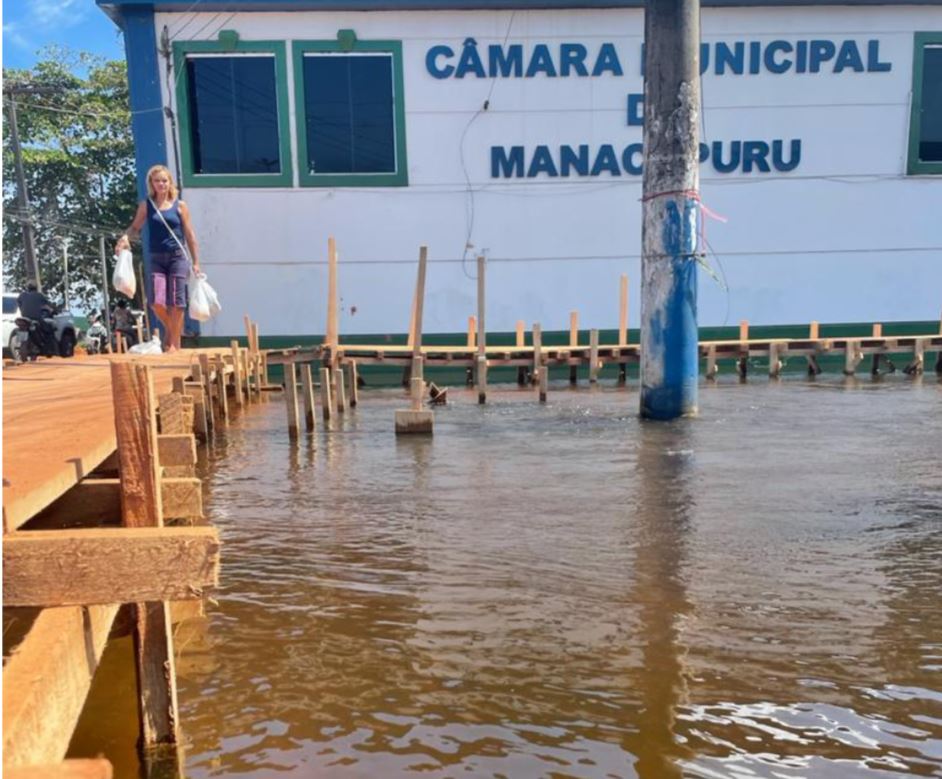 Água invade sede de Câmara Municipal de Manacapuru e causa prejuízos