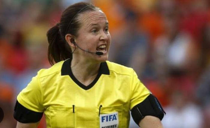 Árbitra de estreia do Brasil jogou no Liverpool e apitou final de Champions