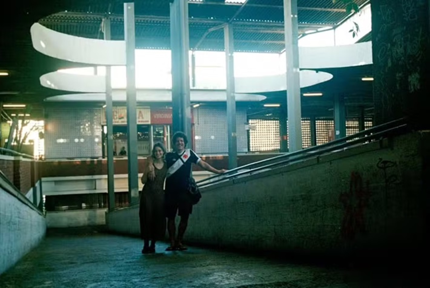 Assumidos, Luisa Arraes e Chico Chico posam em clima de romance