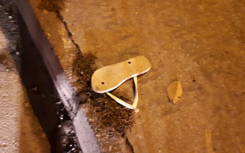 Adolescente tropeça no chinelo ao atravessar rodovia e morre atropelado