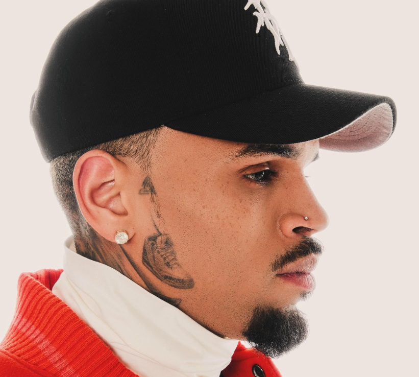 Em documentário, mulher acusa Chris Brown de estuprá-la em iate de Diddy