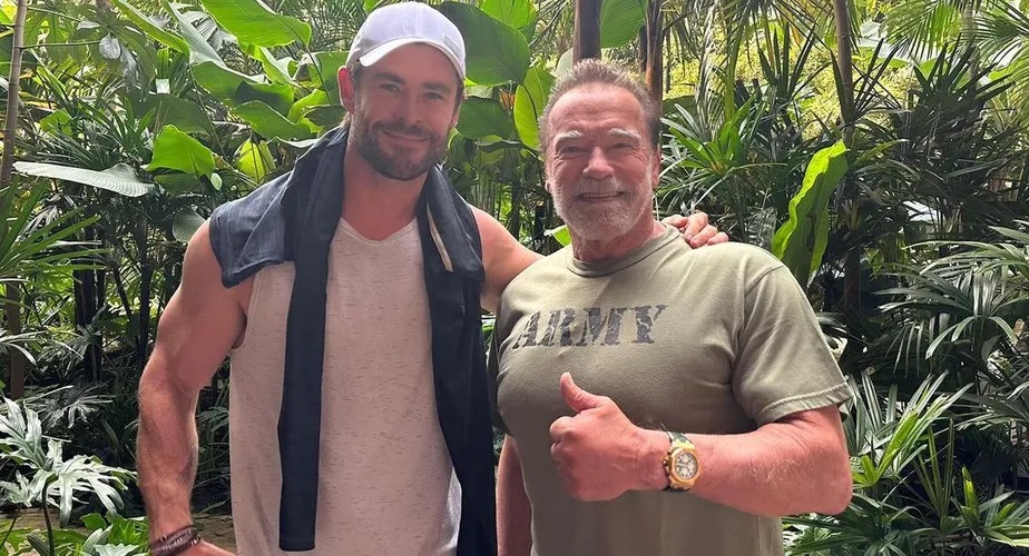 No Brasil, Chris Hemsworth dá de cara com Arnold Schwarzenegger em academia