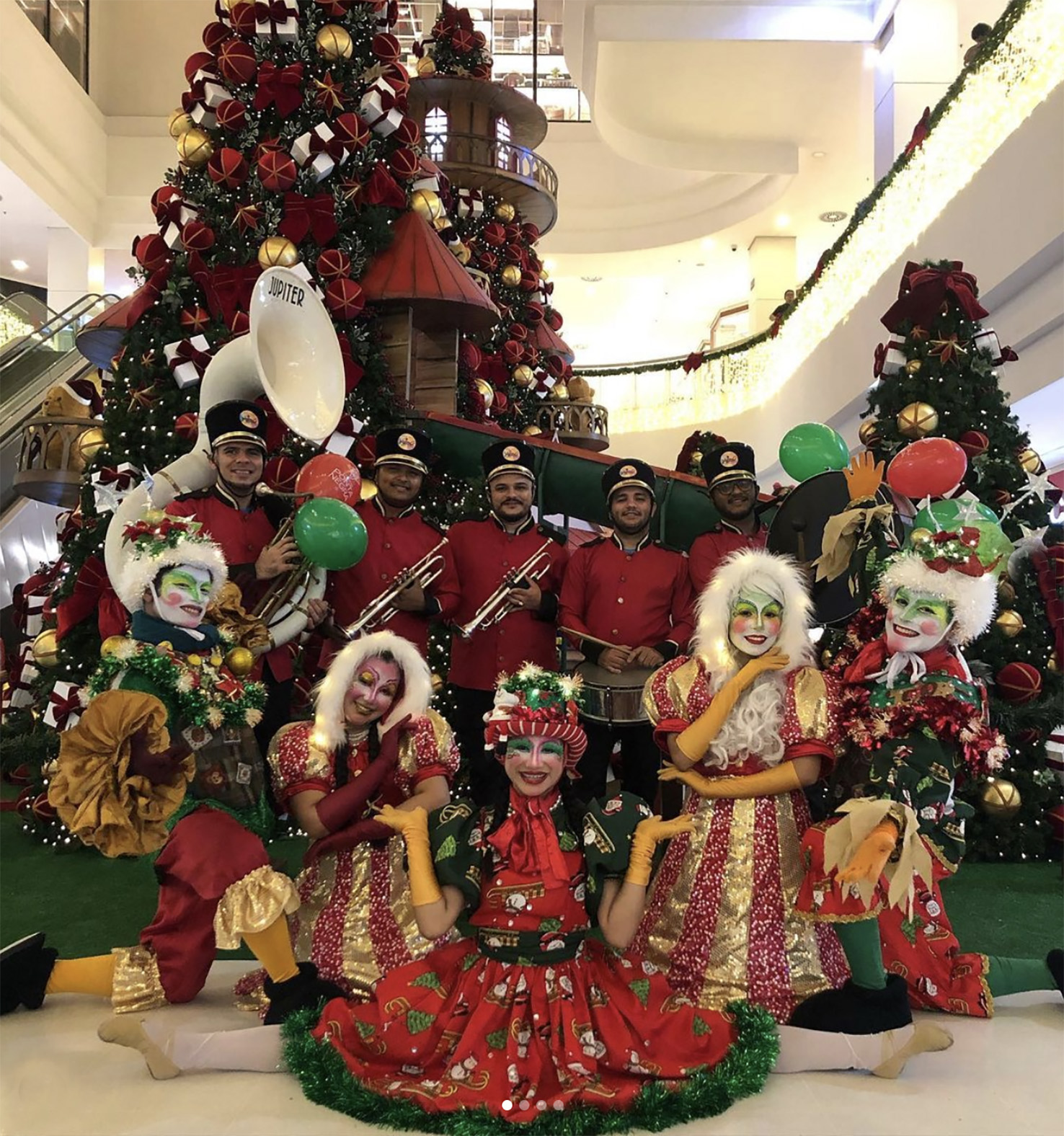 Companhia Saltimbancos agita chegada do Papai Noel na Zona Oeste de Manaus