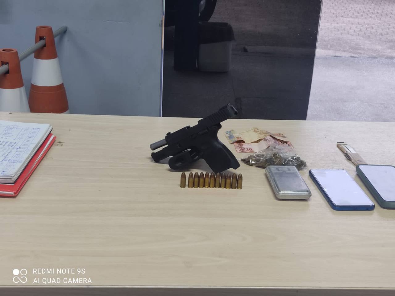 Fumando maconha e intimidando pedestres com arma, dupla é presa em Manaus