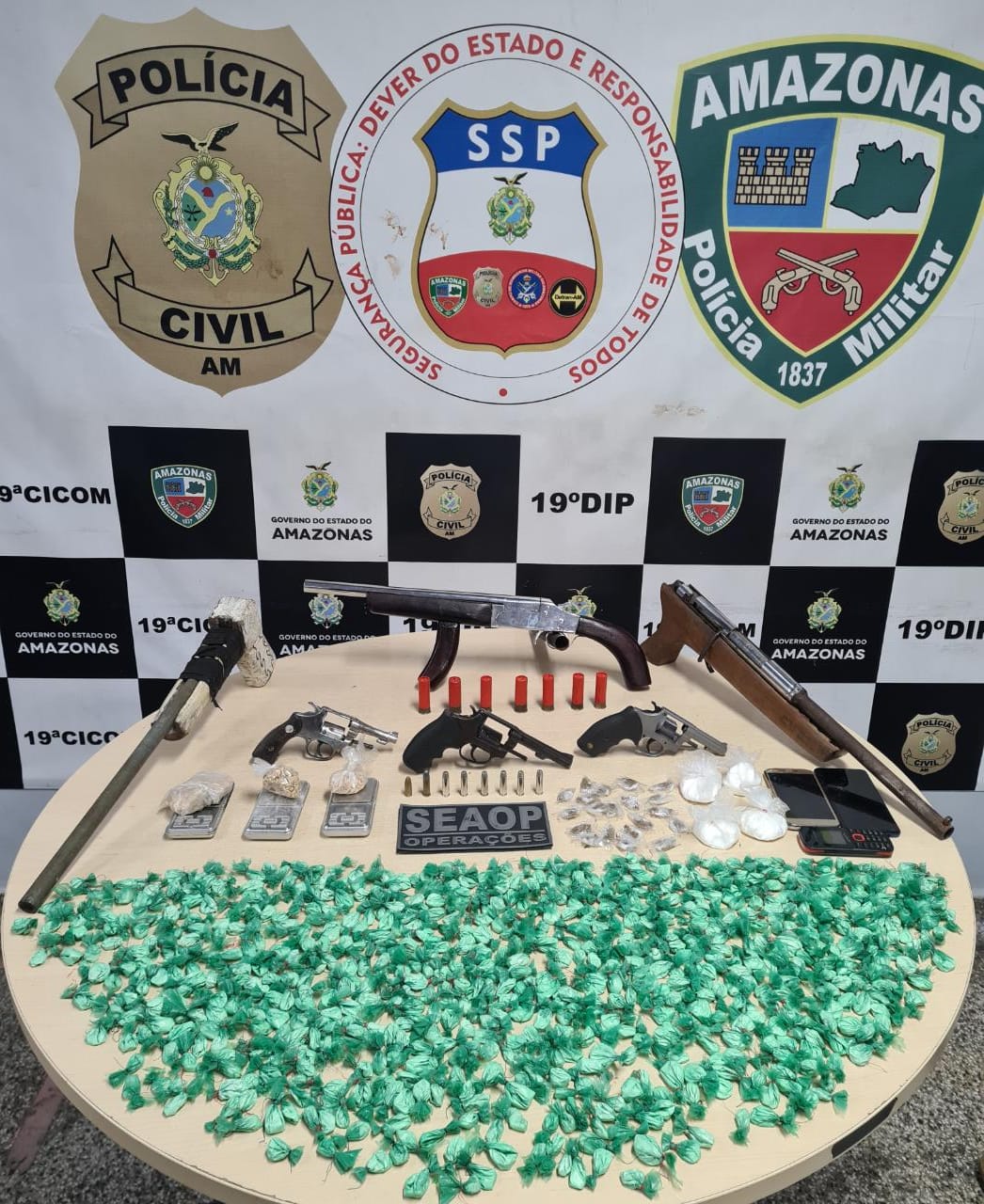 Dupla é presa em kitnet que funcionava como laboratório de drogas em Manaus