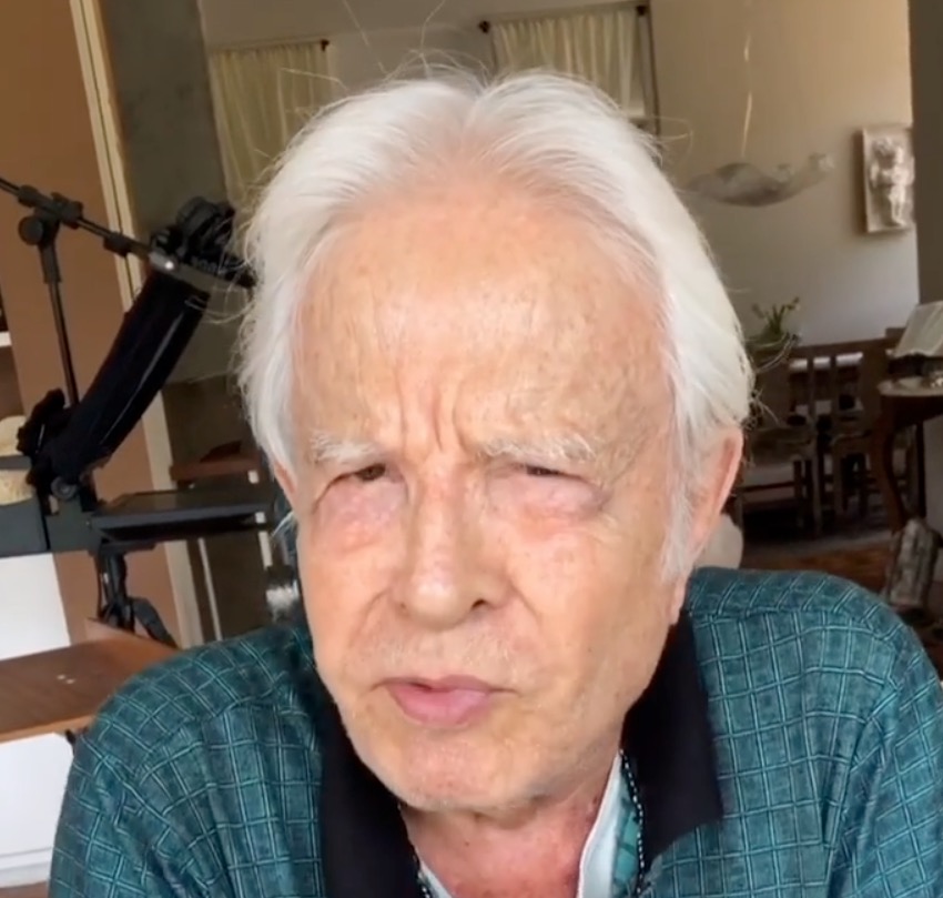 Aos 93 anos, Cid Moreira é vacinado contra covid