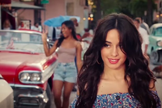 Divulgadas primeiras imagens de Camila Cabello como Cinderela