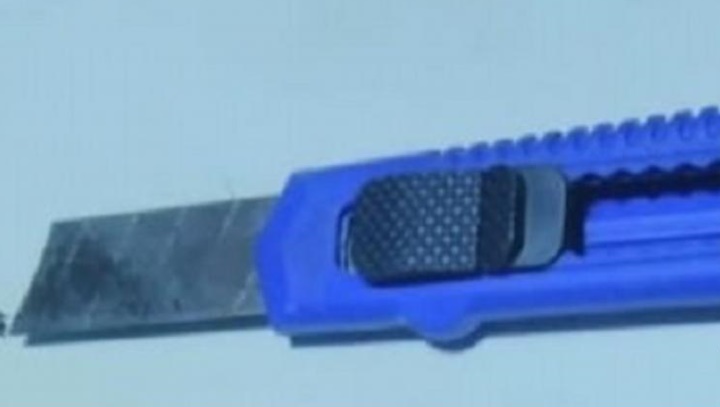 Mulher que tentou matar adolescente com golpes de estilete é denunciada