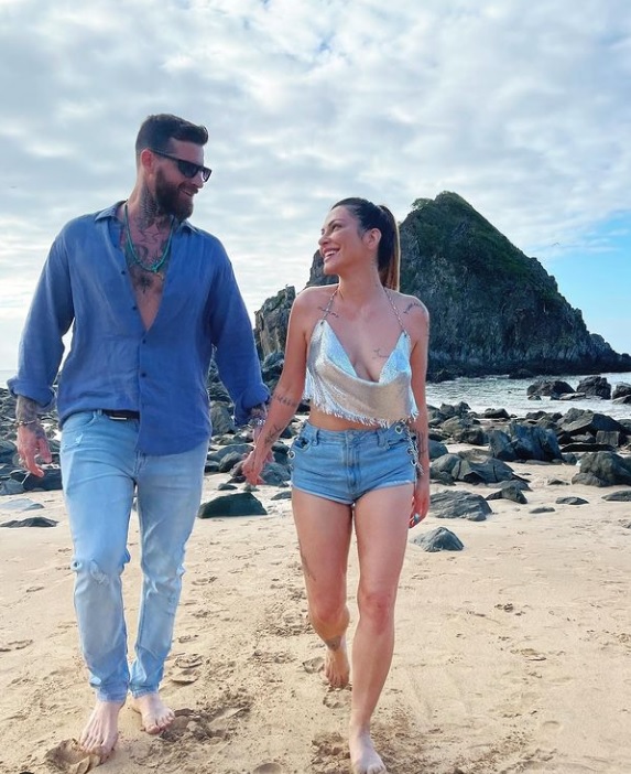 Cleo exibe fotos da lua de mel com empresário bonitão: ‘não acaba nunca'