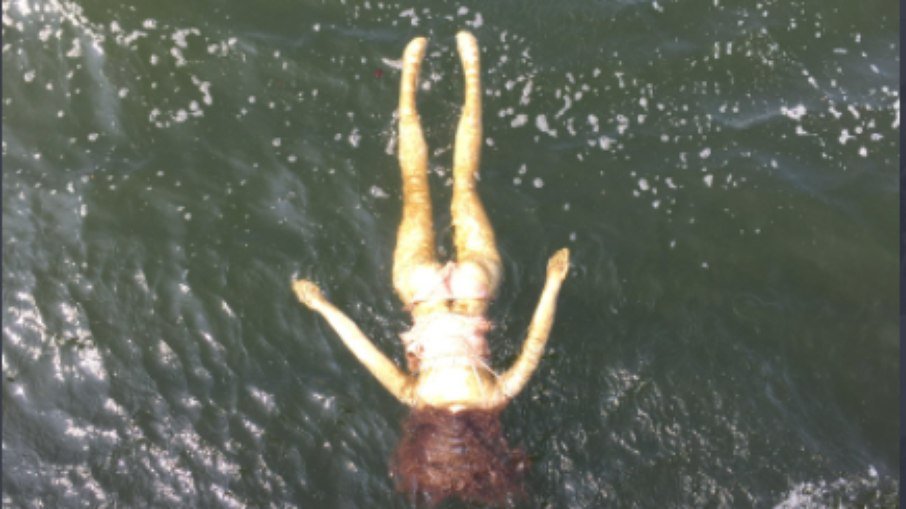 Polícia é acionada para resgatar mulher afogada e encontra boneca inflável