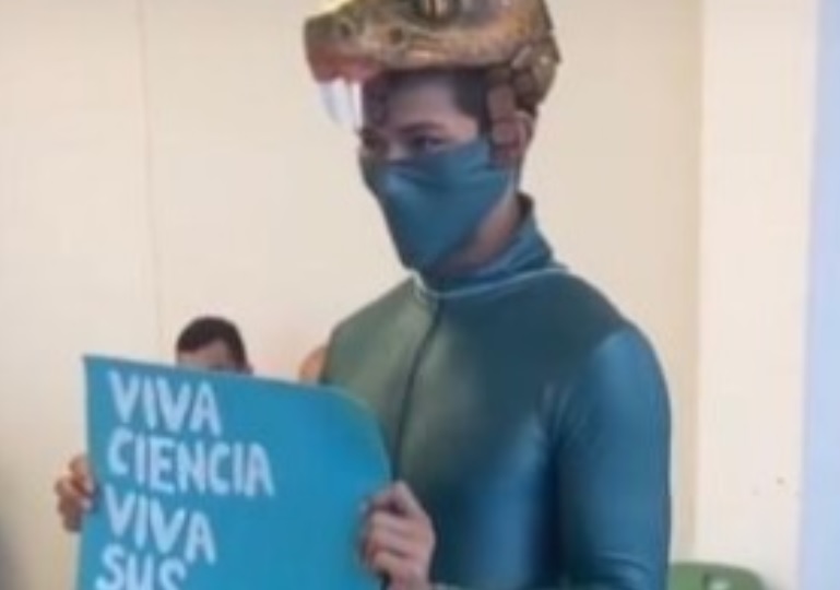 Vídeo: Amazonense vai fantasiado de cobra para tomar vacina contra covid-19