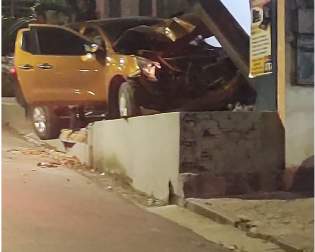 Carro colide em poste após motorista ser atacado por criminosos em Manaus