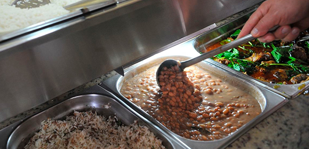 Restaurante deve indenizar cliente que encontrou cabelo na comida