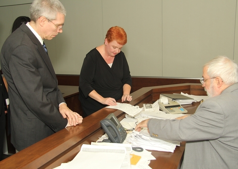 Concursos públicos oferecem mais de 11.000 vagas com salários até R$ 17 mil