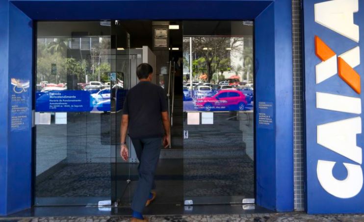 Dupla rouba R$ 2 mil de cliente de banco  na porta de agência em Manaus