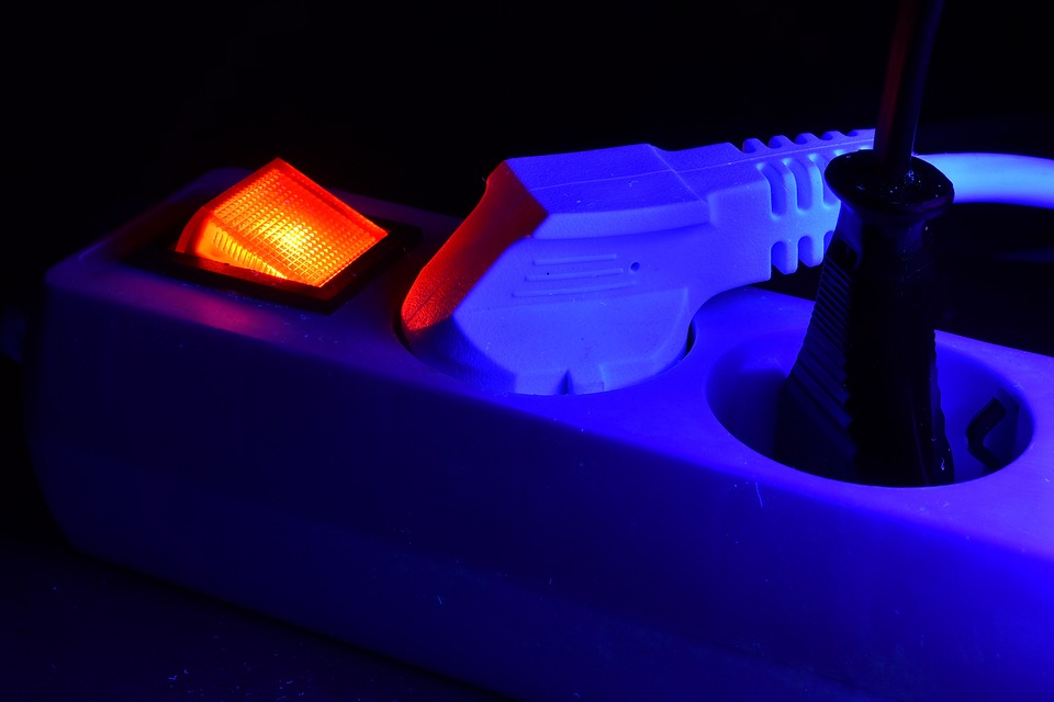 Sete bairros de Manaus ficam sem energia durante manutenções neste sábado