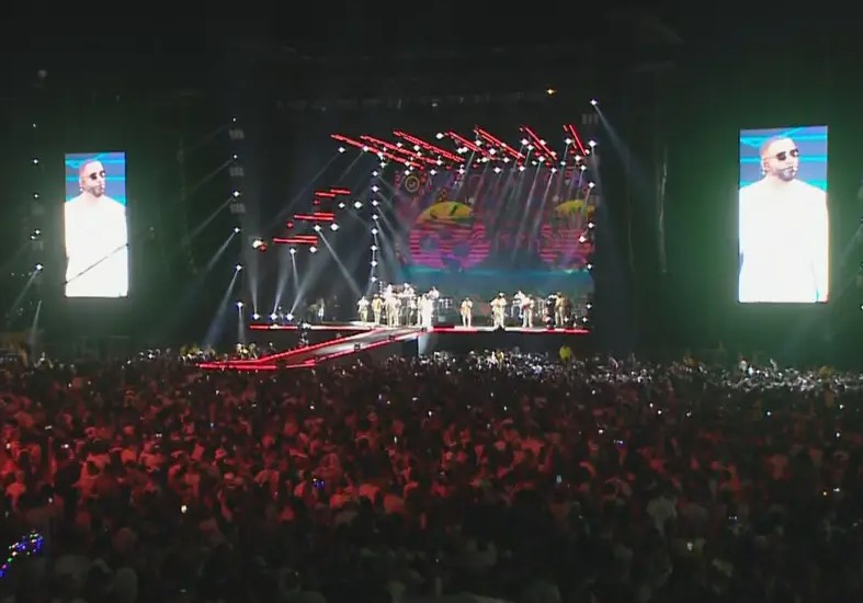 Público lota Copacabana no Réveillon mais famoso do Brasil